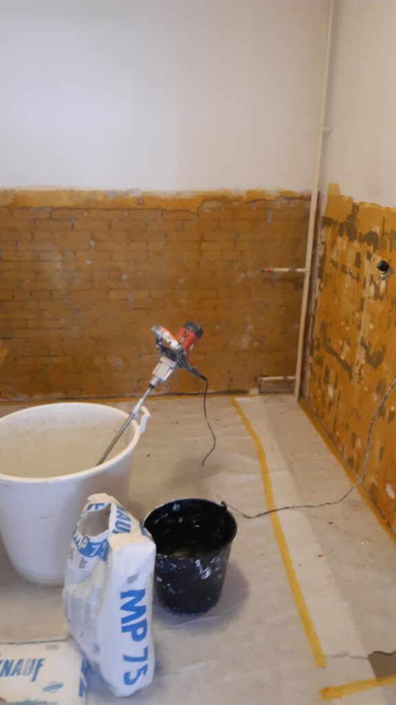 Keukenrenovatie met spuitgips en professioneel gereedschap van Elviservices.