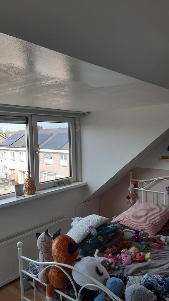 Voorbereiding van schilderwerk in een slaapkamer door klussenbedrijf Elviservices in Amsterdam.